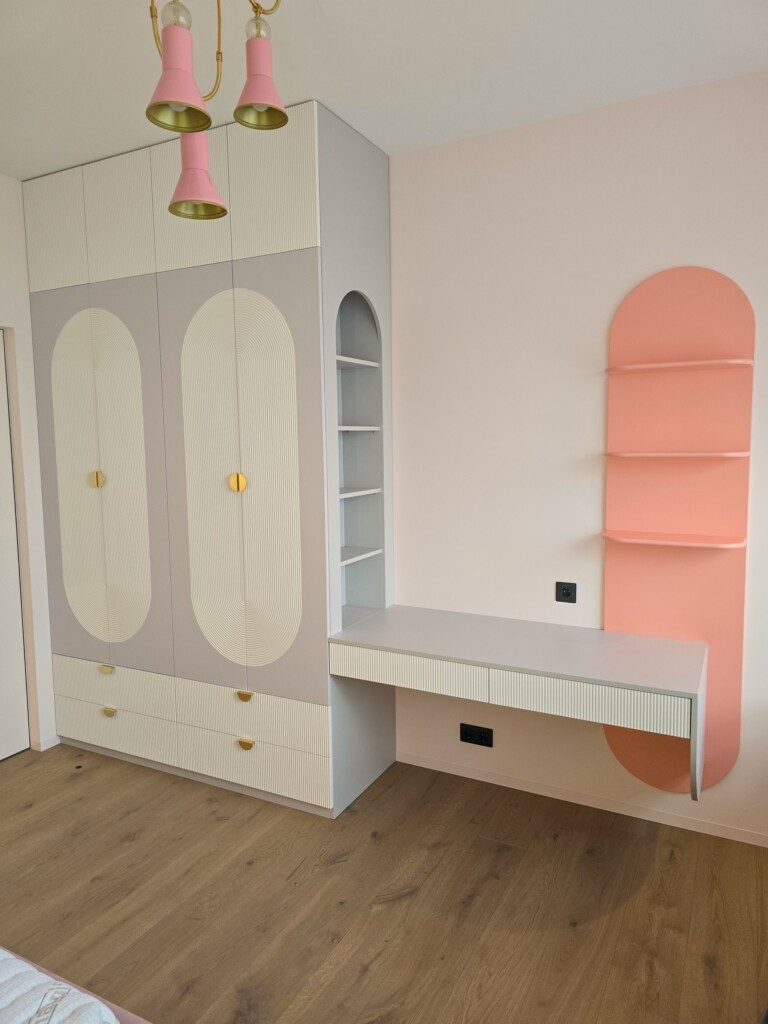 Дитяча: шафа з фрезерованими арками, письмовий стіл і коралова ніша DreamHouse.