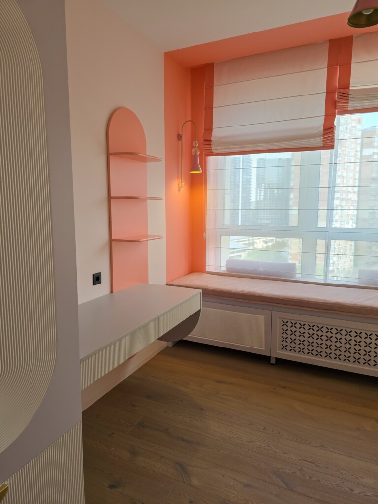 Тумба під вікно з фрезерованим фасадом і коралова полиця-арка DreamHouse.