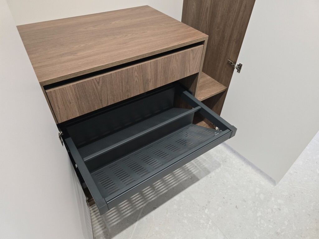 Висувна полиця для взуття і шухляда в шафі передпокою DreamHouse.