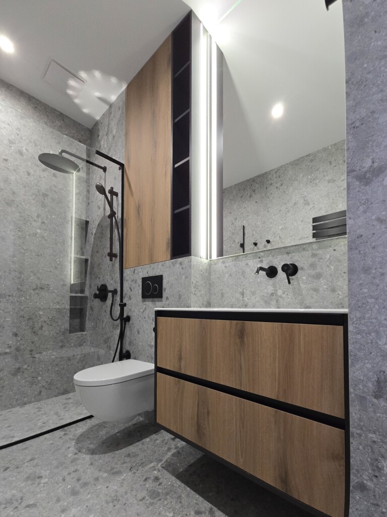 Санвузол з душовою, дзеркалом у підсвітці й тумбою під дуб DreamHouse.