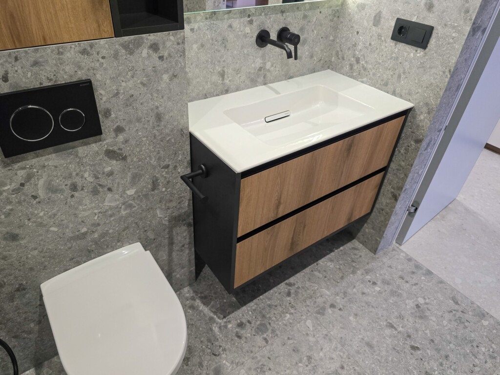 Підвісна тумба санвузла з фасадами під дуб і чорною окантовкою DreamHouse.