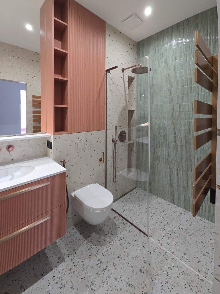 Ванна кімната з душовою, теракотовим пеналом і відкритими полицями DreamHouse.