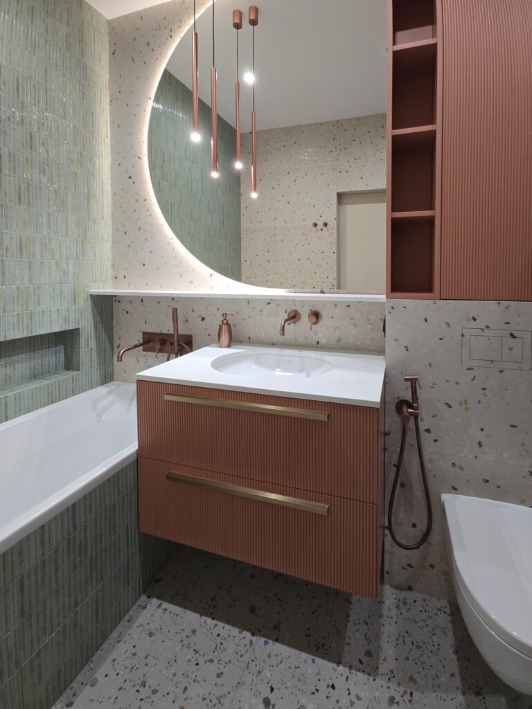 Теракотова підвісна тумба з латунними ручками у ванній кімнаті DreamHouse.