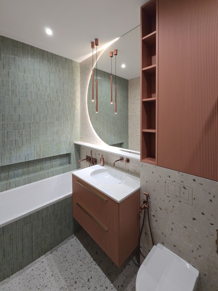Ванна кімната з дзеркалом у підсвітці й теракотовим пеналом DreamHouse.