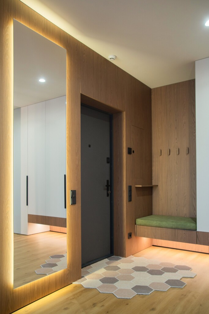 Передпокій: панелі під дуб Казелла, дзеркало з підсвіткою і лавка DreamHouse.
