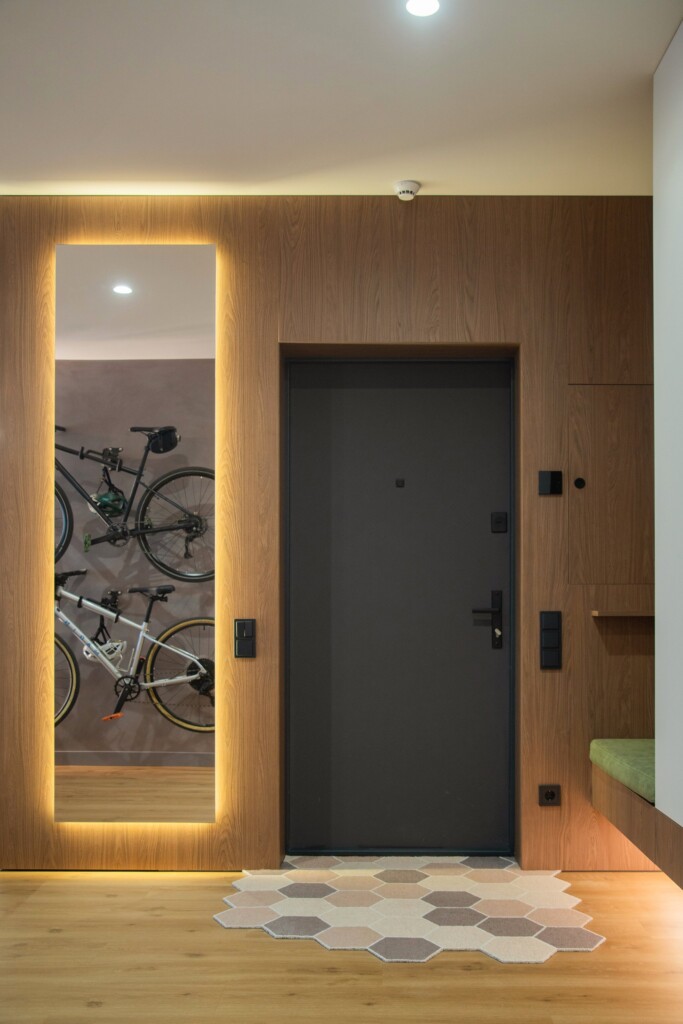 Дзеркало на всю висоту з LED-підсвіткою у передпокої DreamHouse.