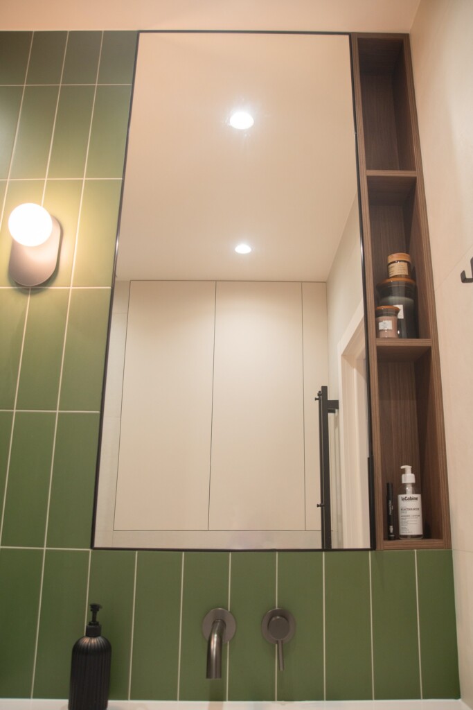 Дзеркало і відкриті полиці під дуб Бароко у санвузлі DreamHouse.