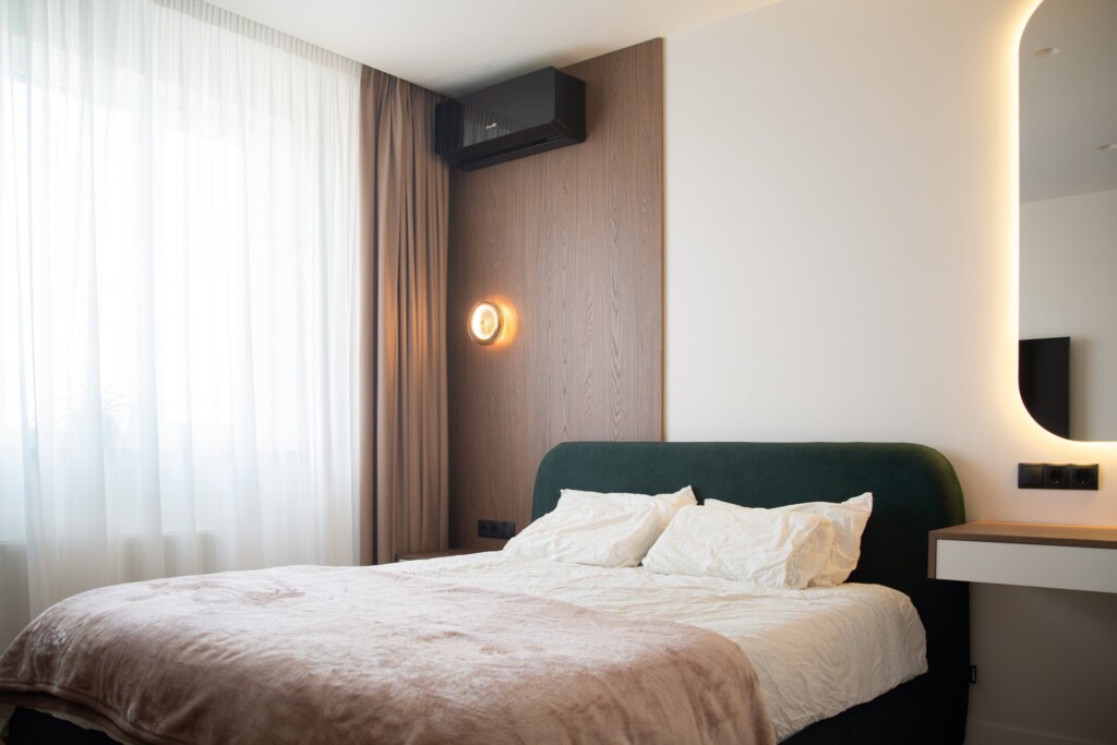 Спальня зі стіновою панеллю під дуб Казелла і макіяжним столиком DreamHouse.