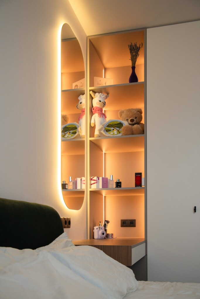 Полиці аркової ніші з LED-підсвіткою у спальні DreamHouse.