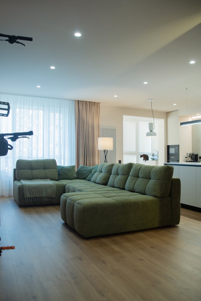 Вітальня із зеленим диваном і виходом на лоджію DreamHouse.