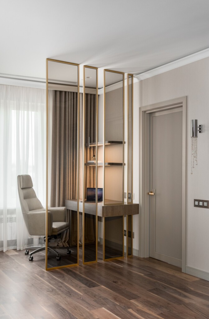 Робоче місце за перегородкою з бронзового скла в золотій рамі DreamHouse.