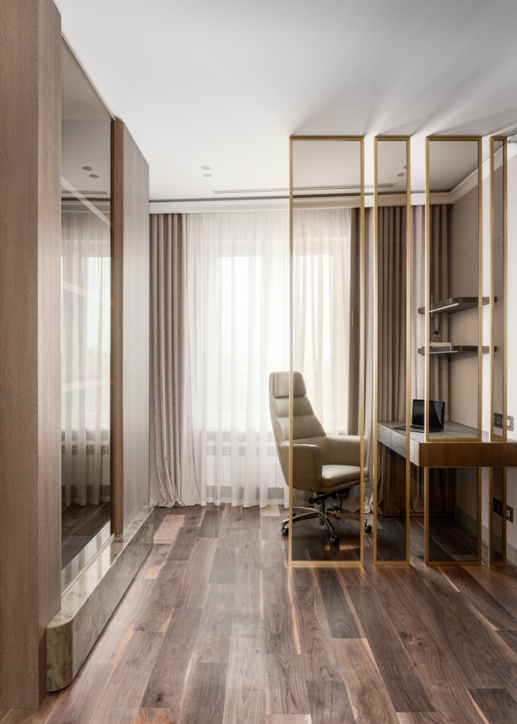 Перегородка з бронзового скла в золотій рамі і стіл під вікном DreamHouse.