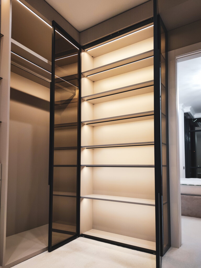 Кутова секція гардеробної з підсвіткою полиць за склом бронза DreamHouse.