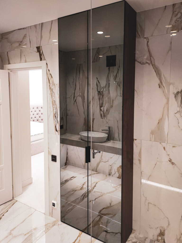 Санвузол із мармуровою плиткою і вбудованою шафою за склом бронза DreamHouse.