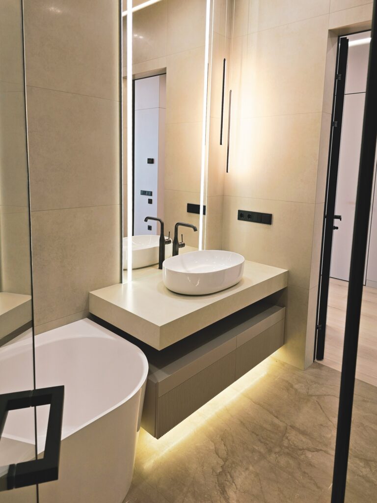Дзеркало з підсвіткою над підвісною тумбою у ванній DreamHouse.