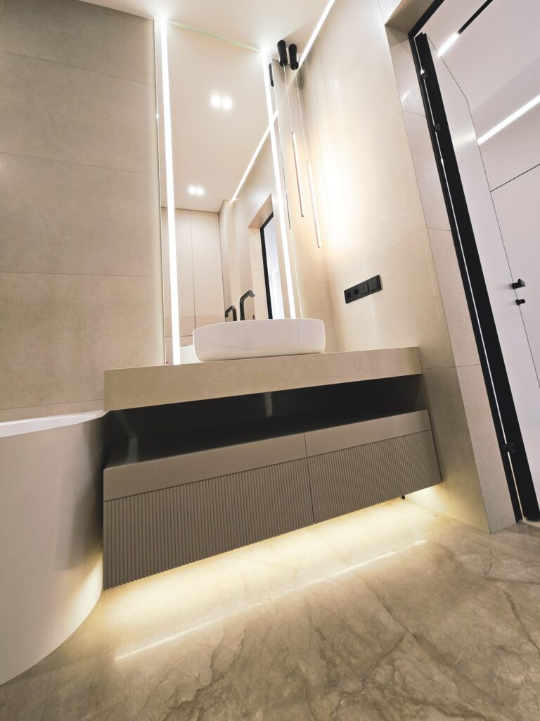 Підвісна тумба у ванній з фрезерованим фасадом і LED-підсвіткою DreamHouse.