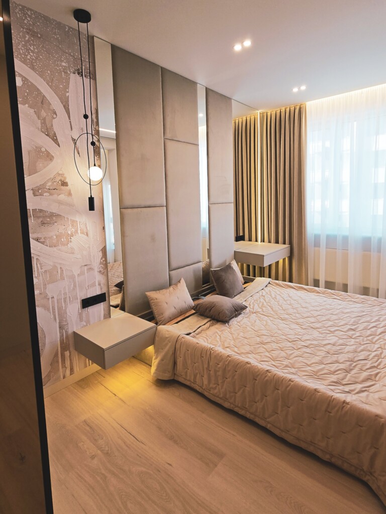 Спальня: м’які панелі узголів’я і вставки з бронзового дзеркала DreamHouse.