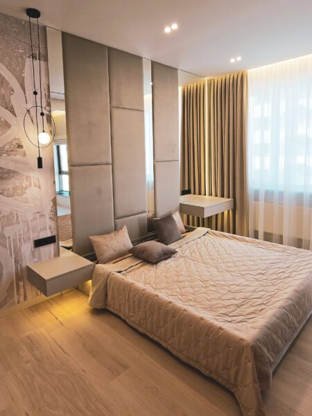 Ліжко з м’яким узголів’ям і підвісними приліжковими тумбами DreamHouse.