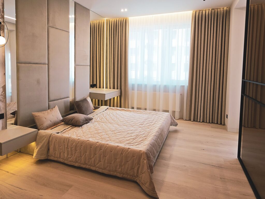Спальня з м’якими панелями і підвісними тумбами біля ліжка DreamHouse.