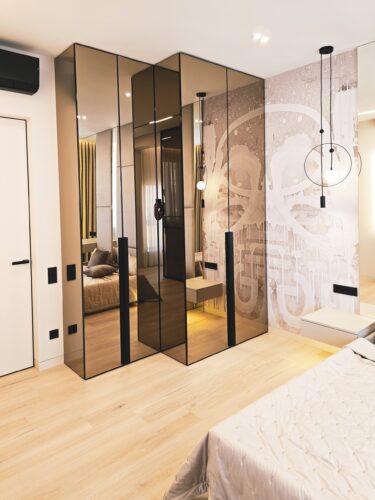 Шафа з фасадами з бронзового дзеркала в чорній рамі DreamHouse.
