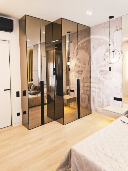 Шафа з фасадами з бронзового дзеркала в чорній рамі DreamHouse.