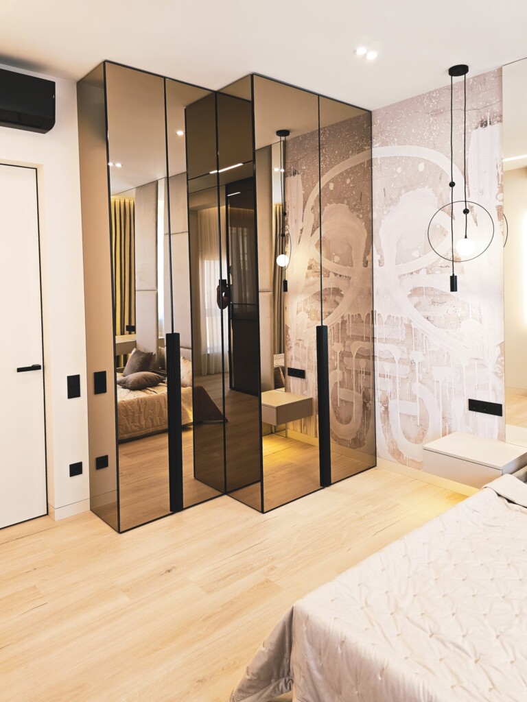 Шафа з фасадами з бронзового дзеркала в чорній рамі DreamHouse.