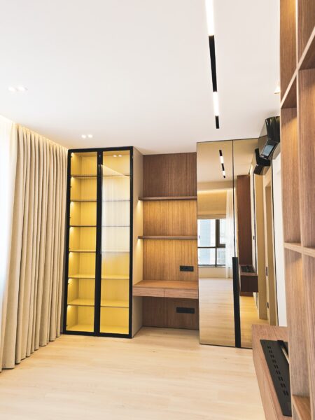 Вітрина з бронзовим склом у чорній рамі і робоче місце DreamHouse.