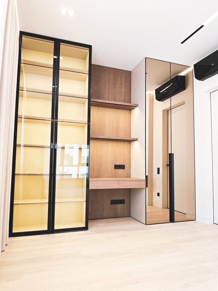 Вітрина з підсвіткою, робочий стіл і дзеркальні вставки DreamHouse.