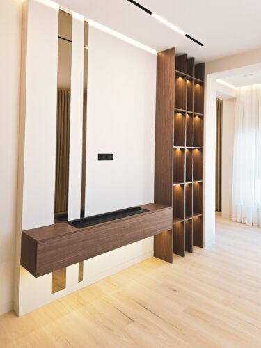 ТВ-зона гостьової: підвісна тумба і стелаж з підсвіткою DreamHouse.