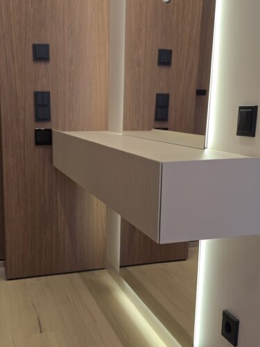 Підвісна консоль передпокою з фрезерованим фасадом і LED-підсвіткою DreamHouse.