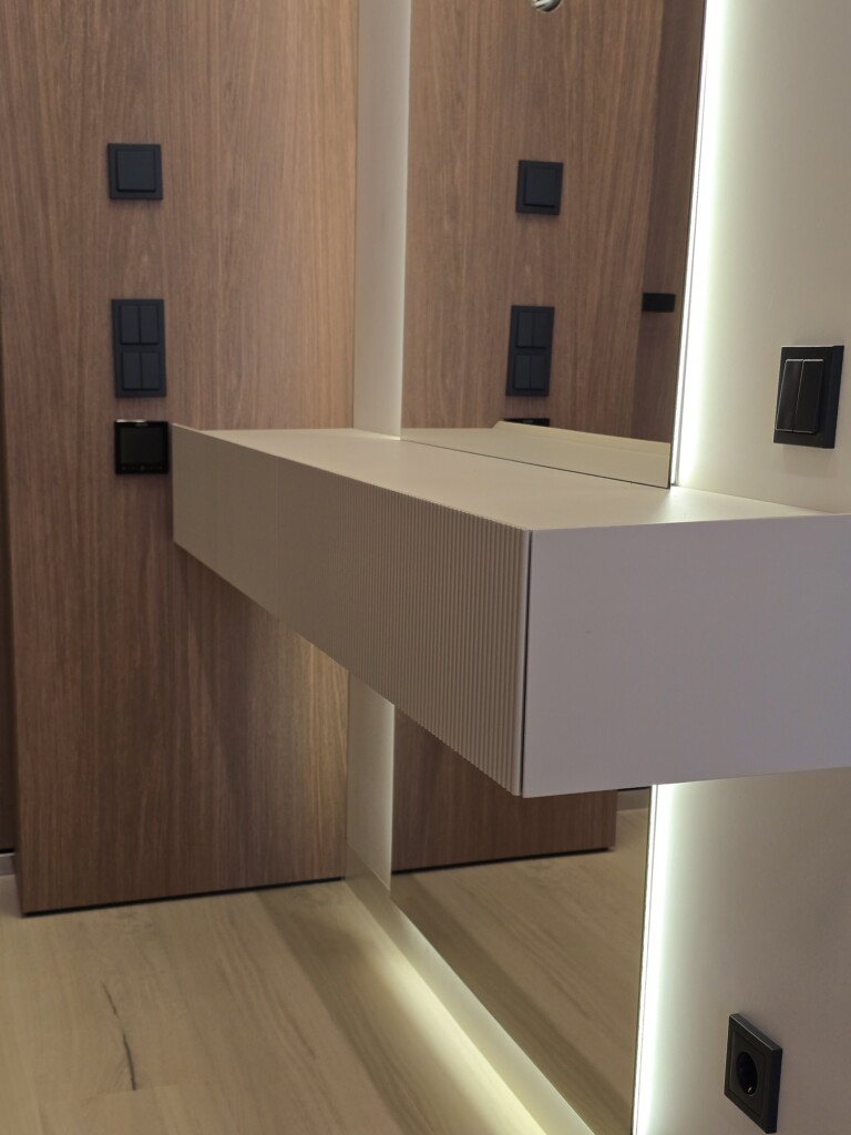 Підвісна консоль передпокою з фрезерованим фасадом і LED-підсвіткою DreamHouse.