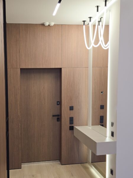 Вхідні двері в панелі під дуб і підвісна консоль з дзеркалом DreamHouse.