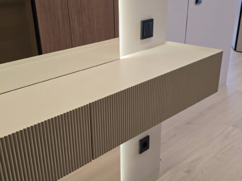 Підвісна консоль передпокою: фрезерований фасад і біла стільниця DreamHouse.