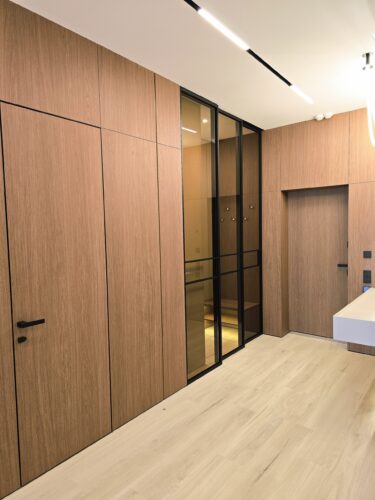 Коридор із панелями під дуб і гардеробна за скляними дверима DreamHouse.