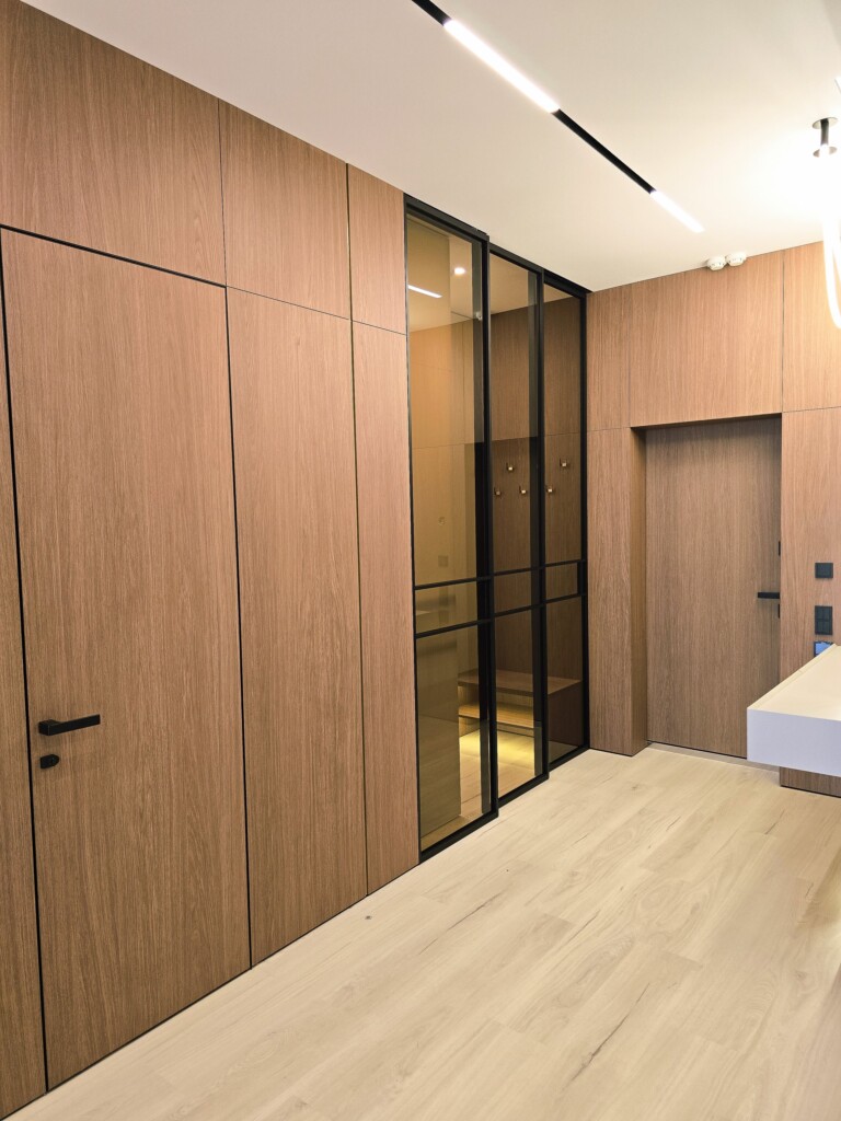 Коридор із панелями під дуб і гардеробна за скляними дверима DreamHouse.