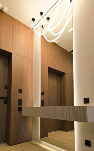 Дзеркало з підсвіткою над підвісною консоллю в передпокої DreamHouse.
