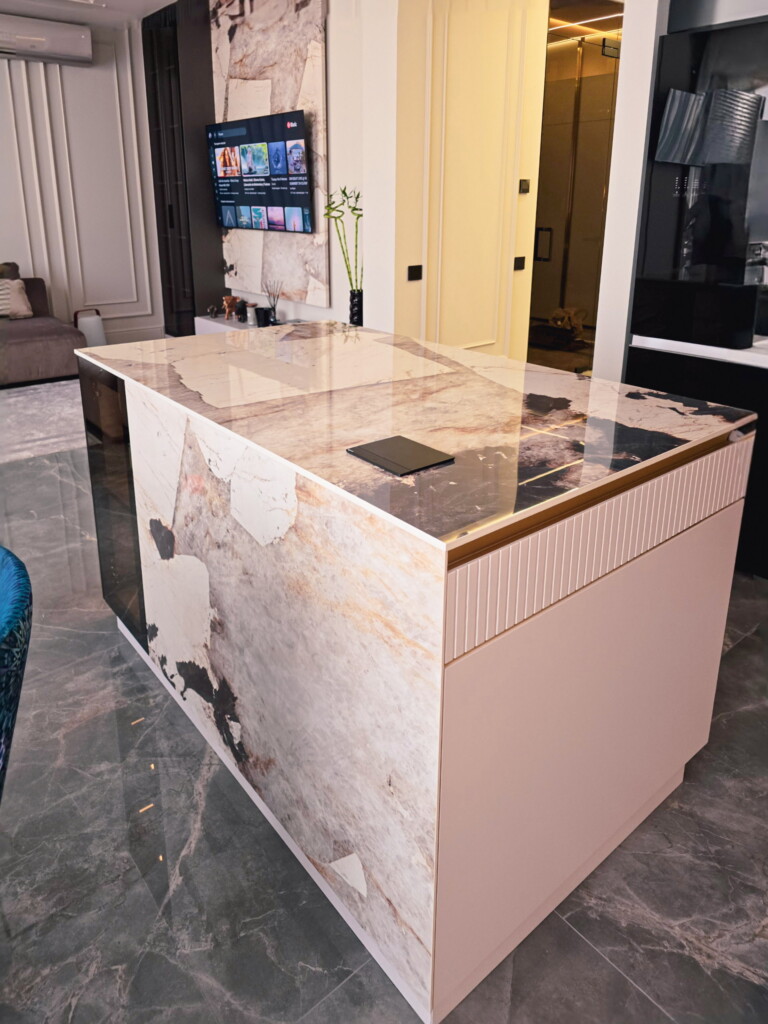 Кухонний острів зі стільницею під мармур і фрезерованим фасадом DreamHouse.