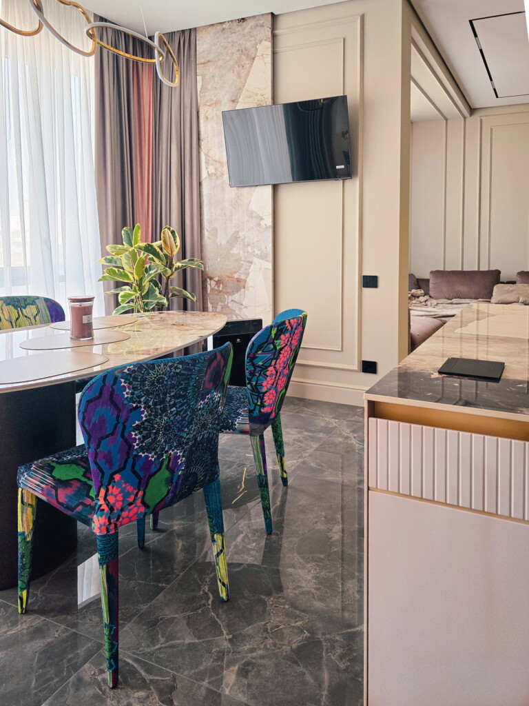 Обідня група біля стінової панелі під мармур DreamHouse.