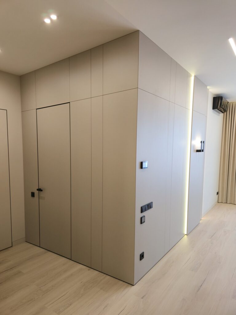 Стінові панелі кольору платина з дверима прихованого монтажу DreamHouse.