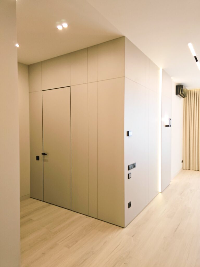 Панелі кольору платина і приховані двері в коридорі DreamHouse.