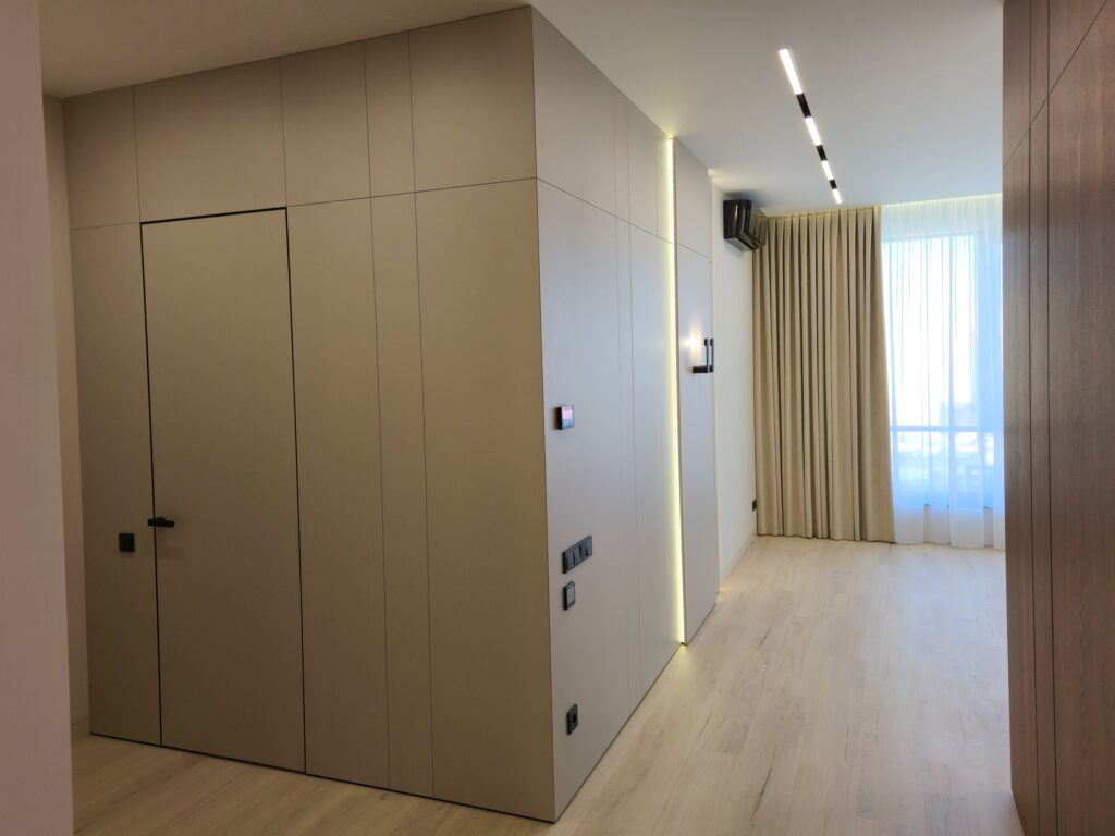 Кут коридору: панелі платина і панелі під дуб DreamHouse.