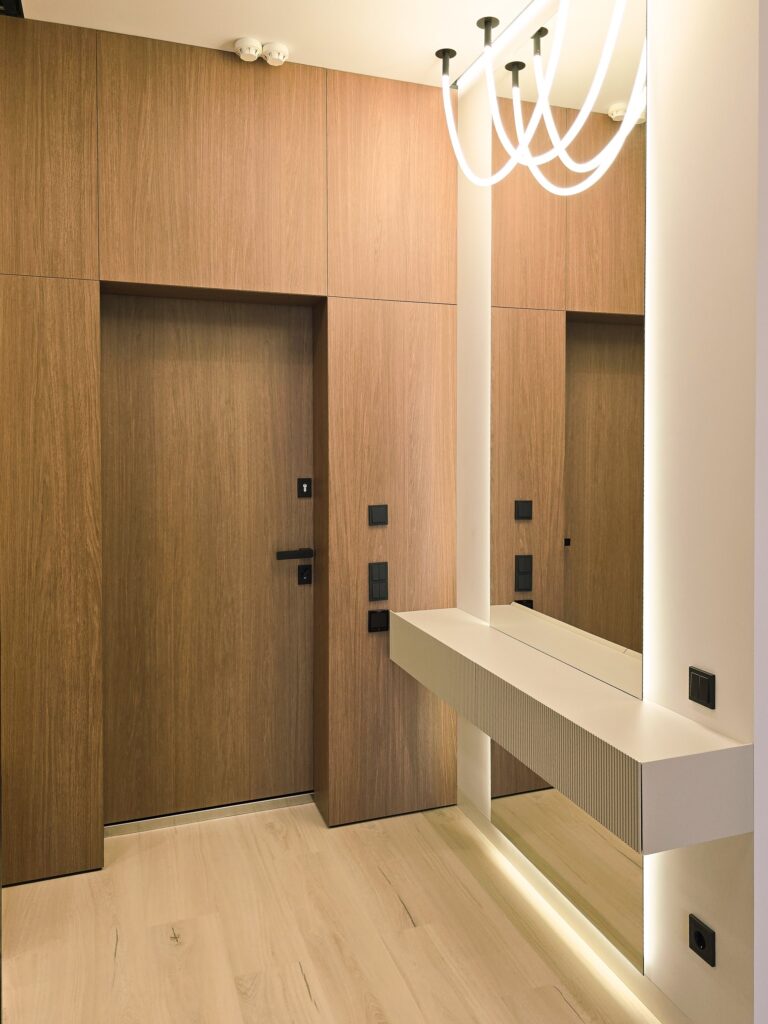 Вхідна група: панелі під дуб і підвісна консоль з підсвіткою DreamHouse.
