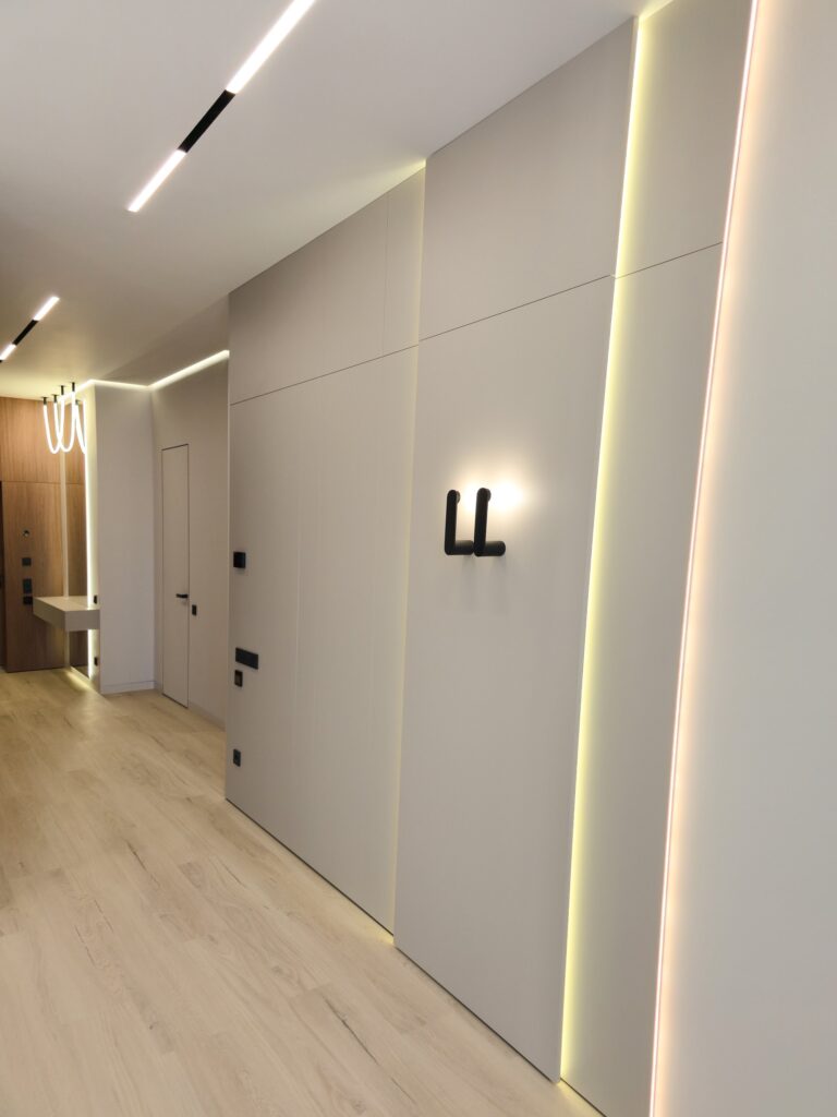 Панелі кольору платина з LED-підсвіткою по контуру DreamHouse.