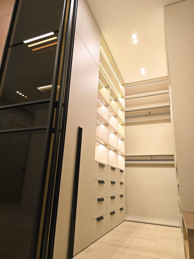 Вхід до гардеробної: чорна алюмінієва рама і бронзове скло DreamHouse.