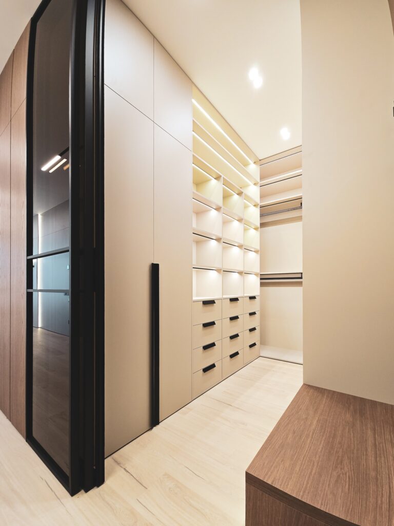 Гардеробна кімната з підсвіткою і лавкою під горіх DreamHouse.