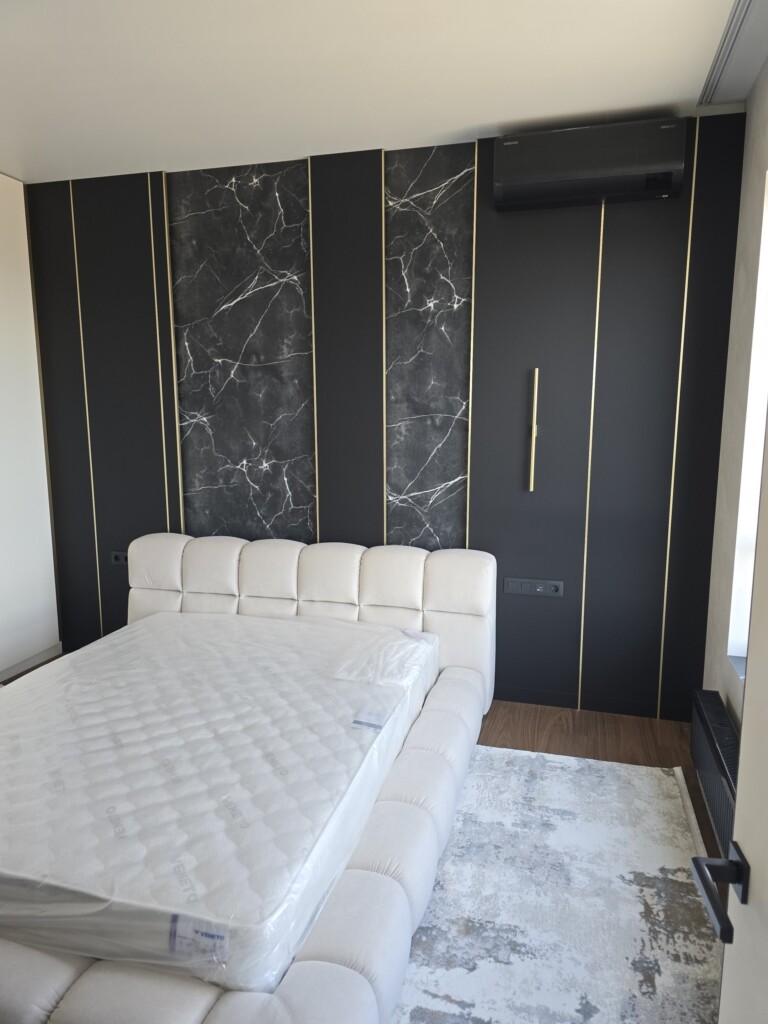 Панелі узголів’я з чорної матової МДФ і керамічних плит DreamHouse.
