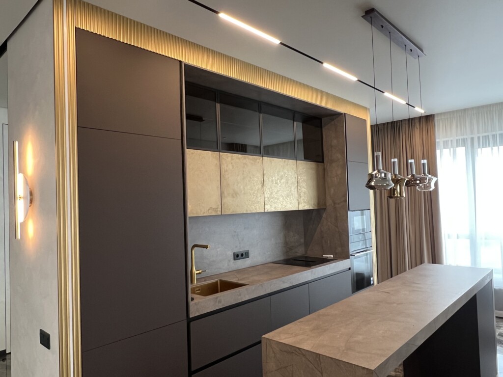 Кухня в один ряд із барною стійкою і підвісними світильниками DreamHouse.
