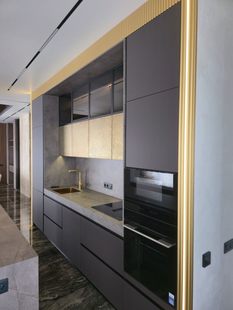 Колона з духовою шафою і вітрина зі склом графіт над стільницею DreamHouse.