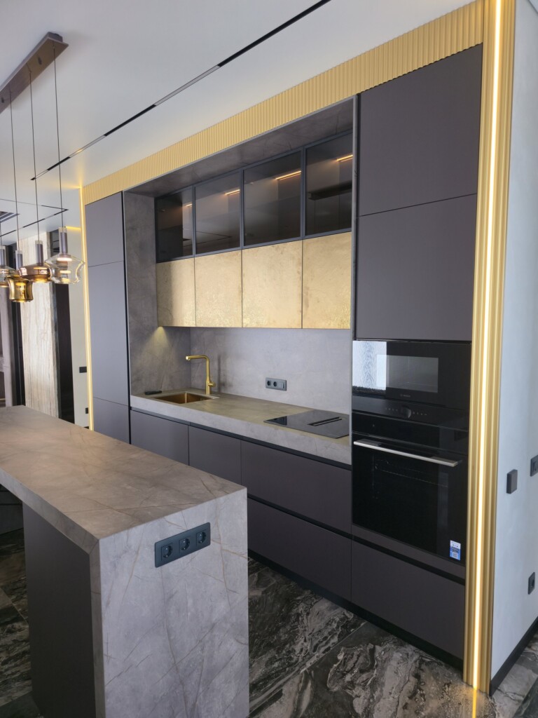 Кухня з вбудованою технікою і барною стійкою під камінь DreamHouse.