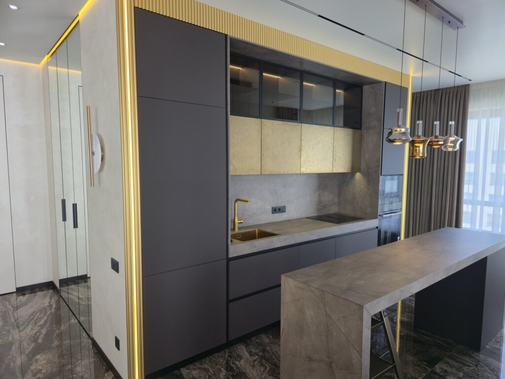 Кухня з вітриною у чорній рамі і золотою підсвіткою по периметру DreamHouse.